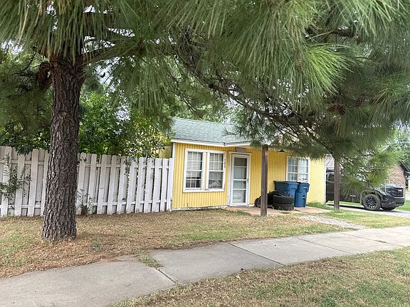 3rd image of 105 E Oak