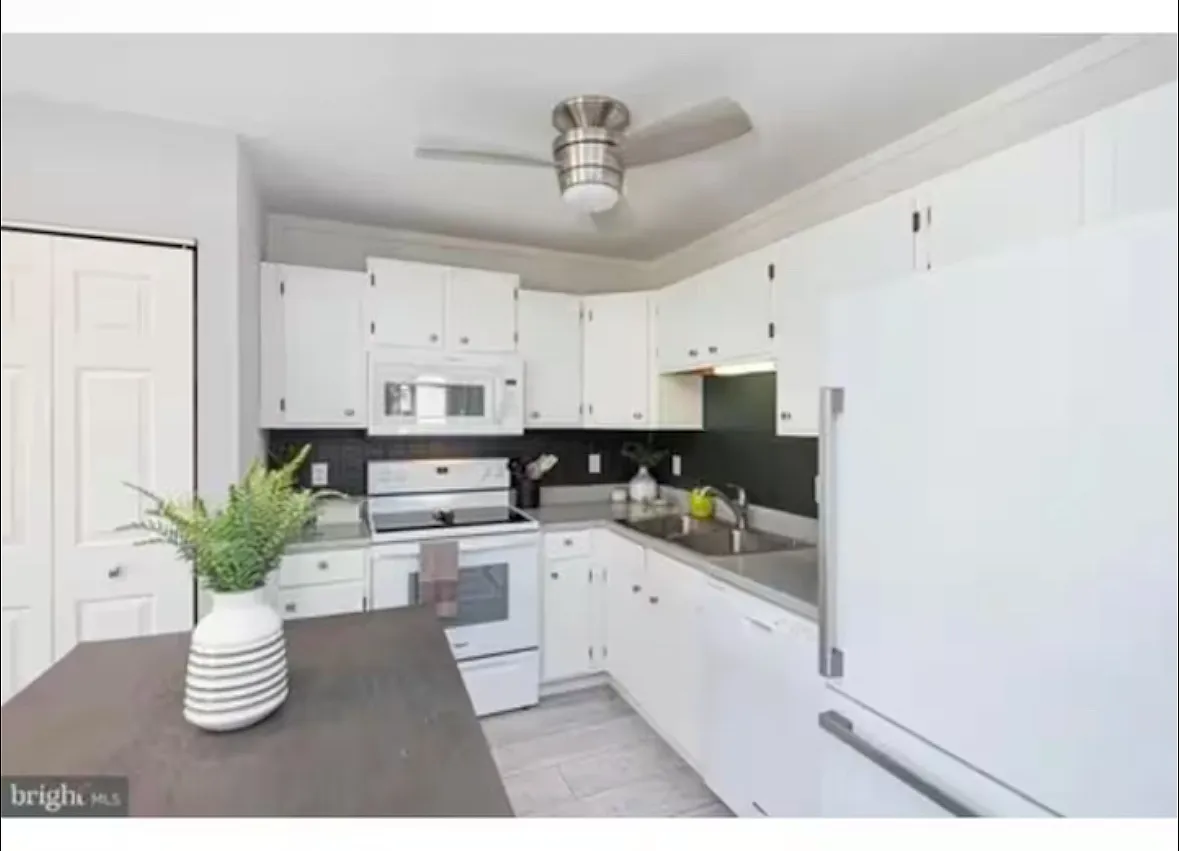 2 bed, 972 sqft, $1,750 — Photo 2