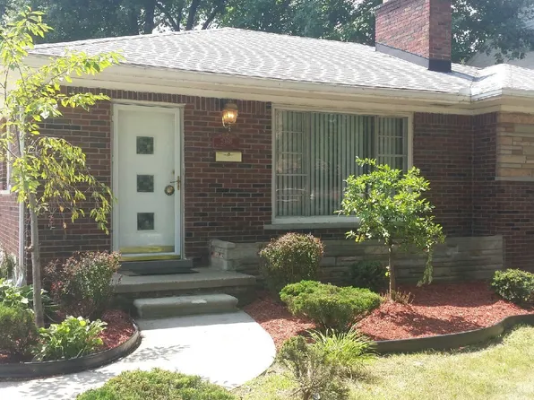 20618 Woodside St, Harper Woods, MI 48225
