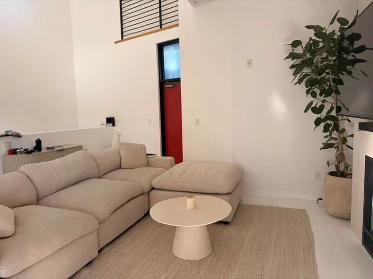 Hampton Dr — Photo 12