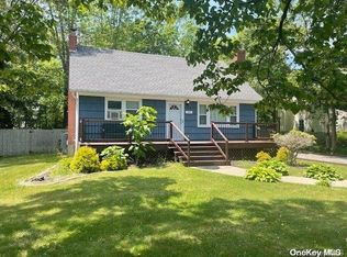 385 Carnation Dr, Shirley, NY 11967