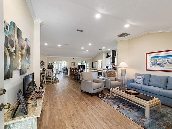 3rd image of 925 Ramos Dr