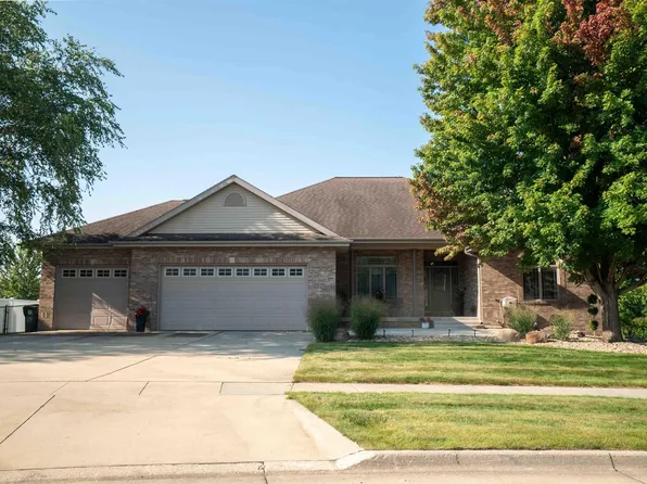 2603 Country Meadow Ln, Cedar Falls, IA 50613