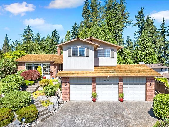 Reykdal custom - This 2,183 sqft Hilton Lake estate style home has been lovingly cared for.