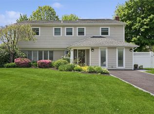 6 Daisy Ln, Commack, NY 11725