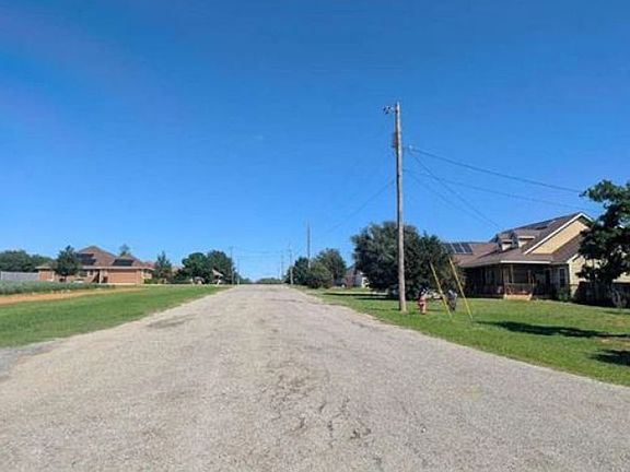 Exterior Neighborhood (street photo)