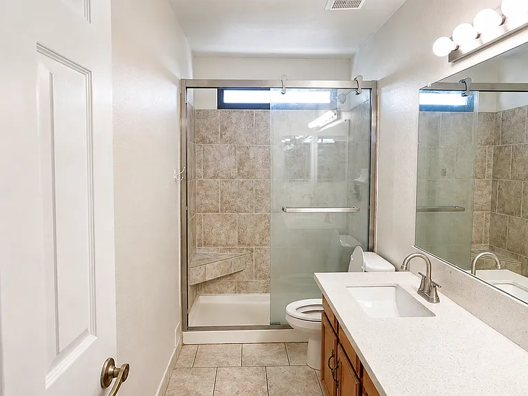 426 E Susan Ln — Photo 33