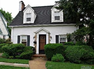 18 Latimer Ct, Rockville Centre, NY 11570