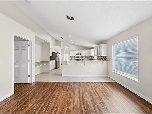 5th image of 1066 Bluegrass Dr