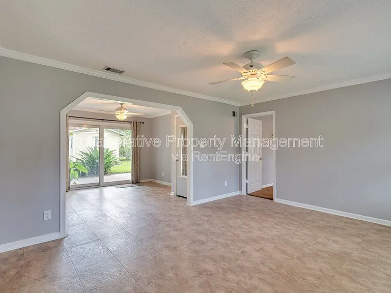 319 Tanglewood Rd — Photo 3