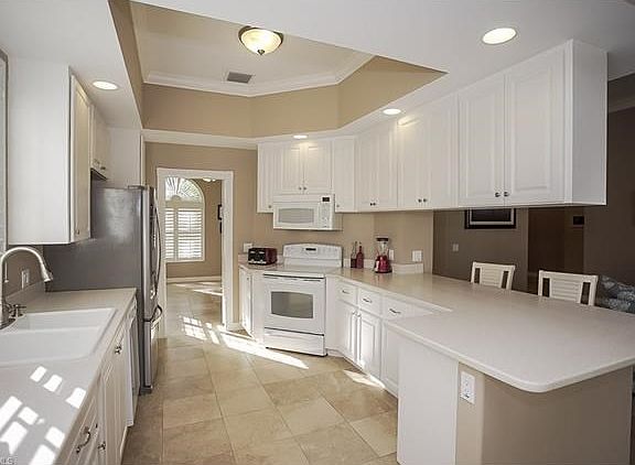 Spacious Kitchen w/Breakfast Bar