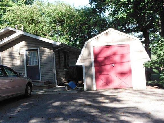 3rd image of 604 N Scott Dr
