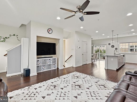 3rd image of 154 Mercer Ct