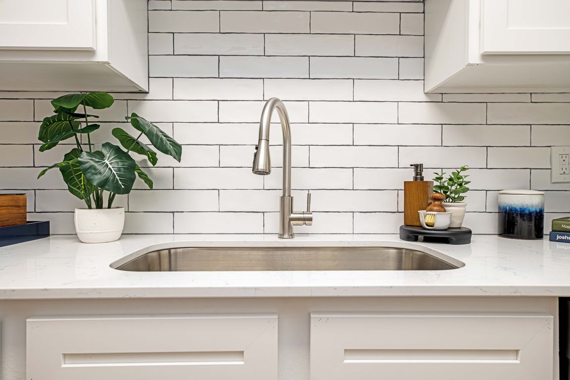 Deep farmhouse Kitchen sink & subway tile backsplash
