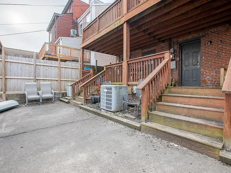 413 E Carson St — Photo 15
