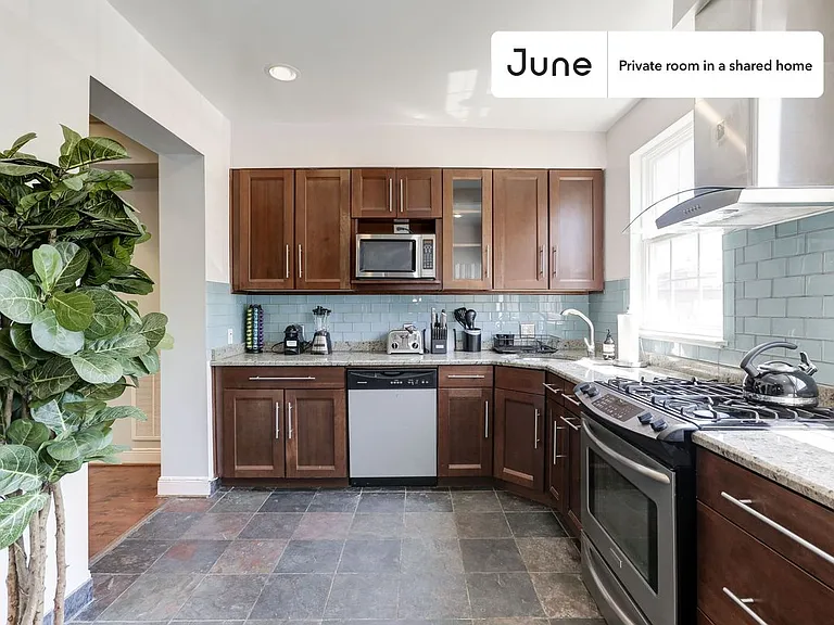 1329 E St NE #A — Photo 5