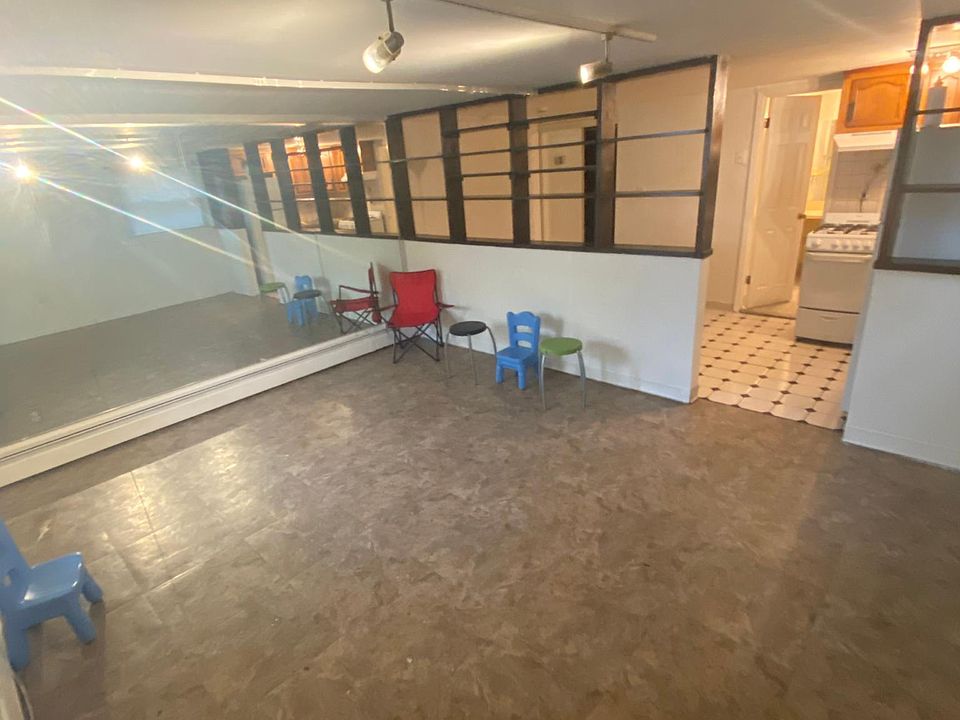 1st image of 236 Robinson Ave #1