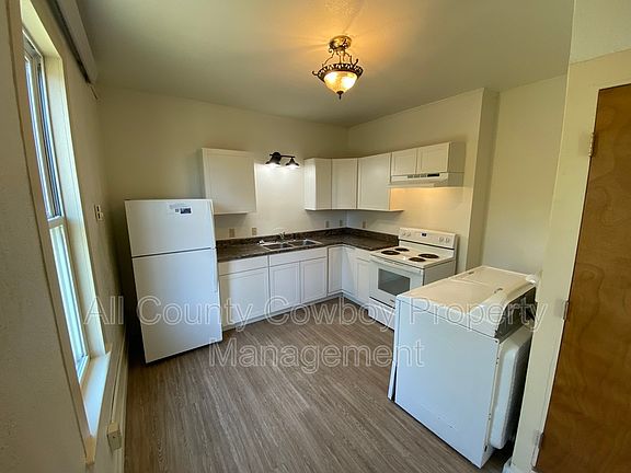 2nd image of 218 Hodgeman St
