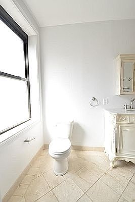 4th image of 2350 Broadway #511A