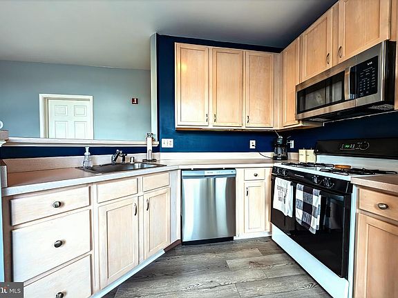 4th image of 5000 Hollington Dr Unit 301