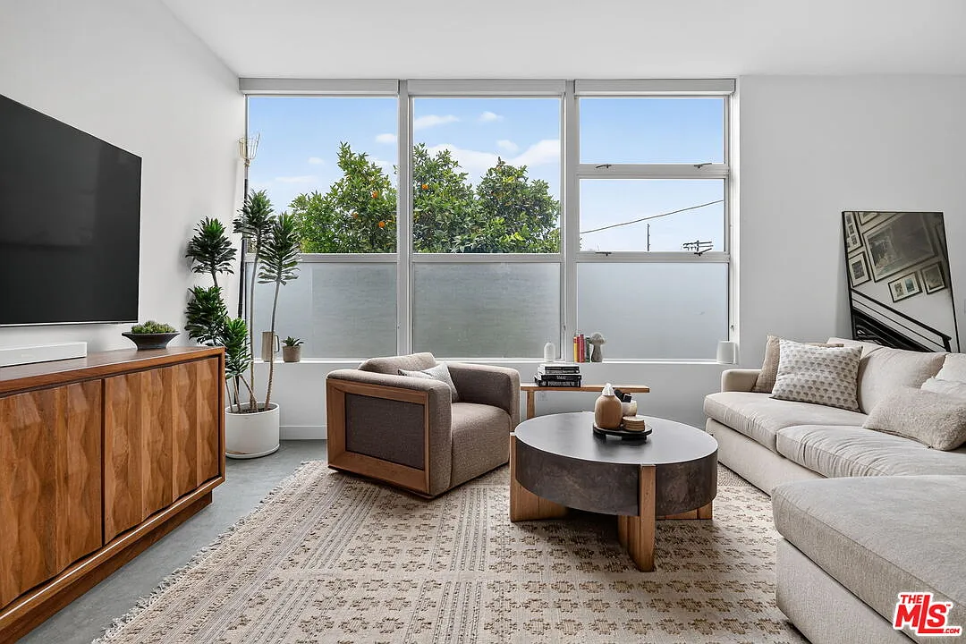 1 bed, 2.0 bath, 1450 sqft, $6,895 — Photo 2