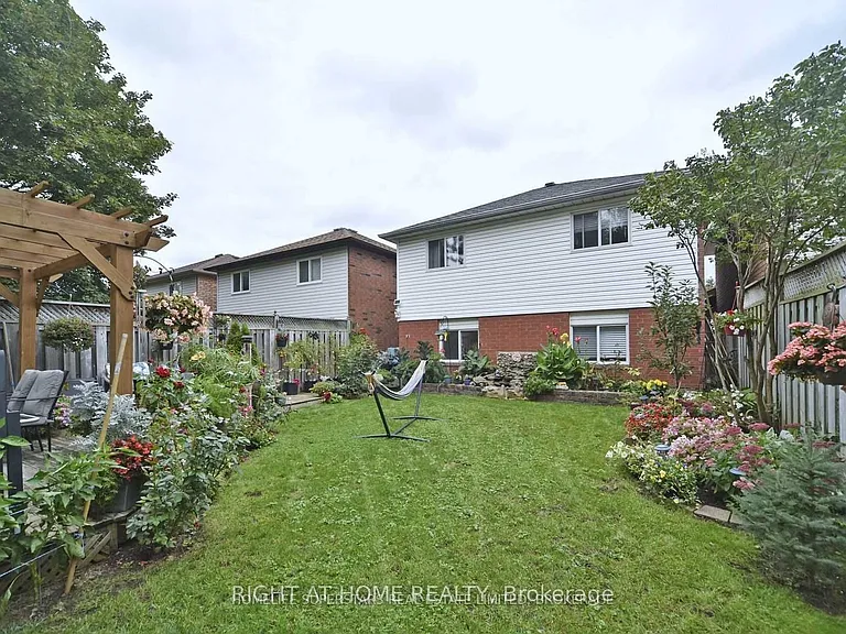 1434 Largo Cres — Photo 33
