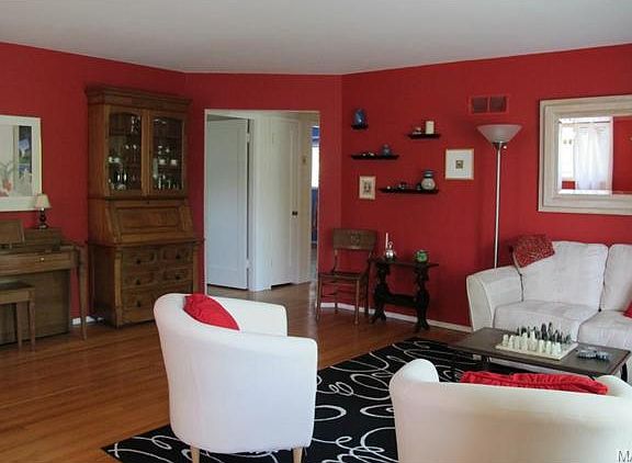 4th image of 827 Queen Anne Pl