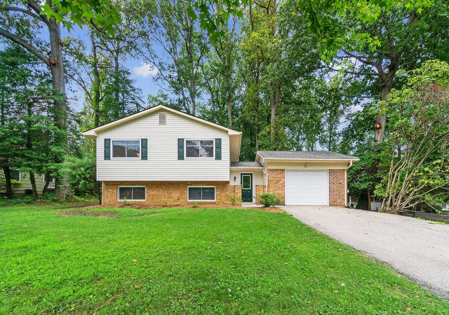 Ready for move in! Home in water privileged Hillsmere! — Photo 1