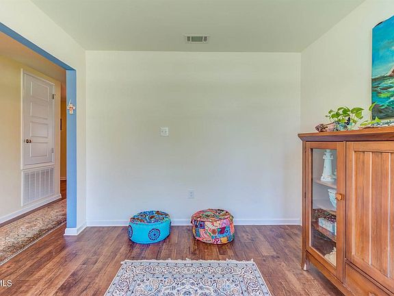 5th image of 528 W Marigold Dr
