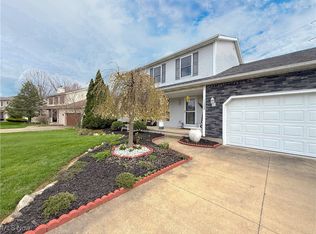 1208 Grovewood Dr, Tallmadge, OH 44278