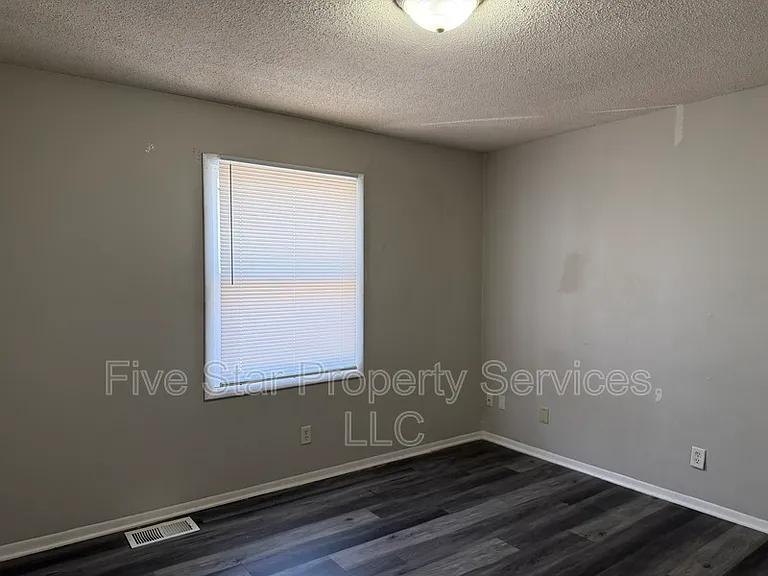 Lake Shore Apartments — Photo 16