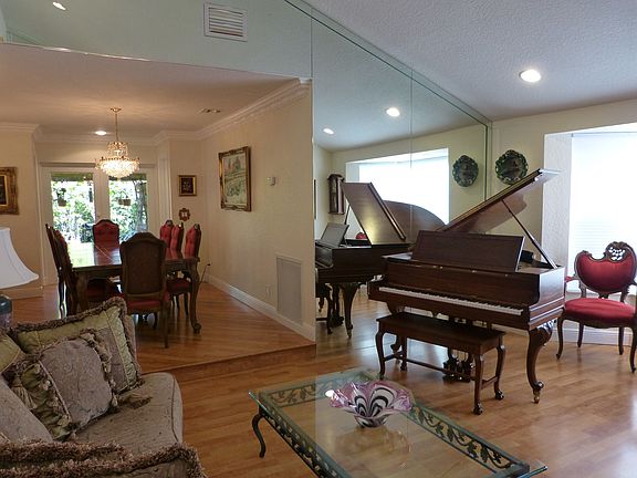 Large Living Room, Vaulted Ceiling, Bay Window