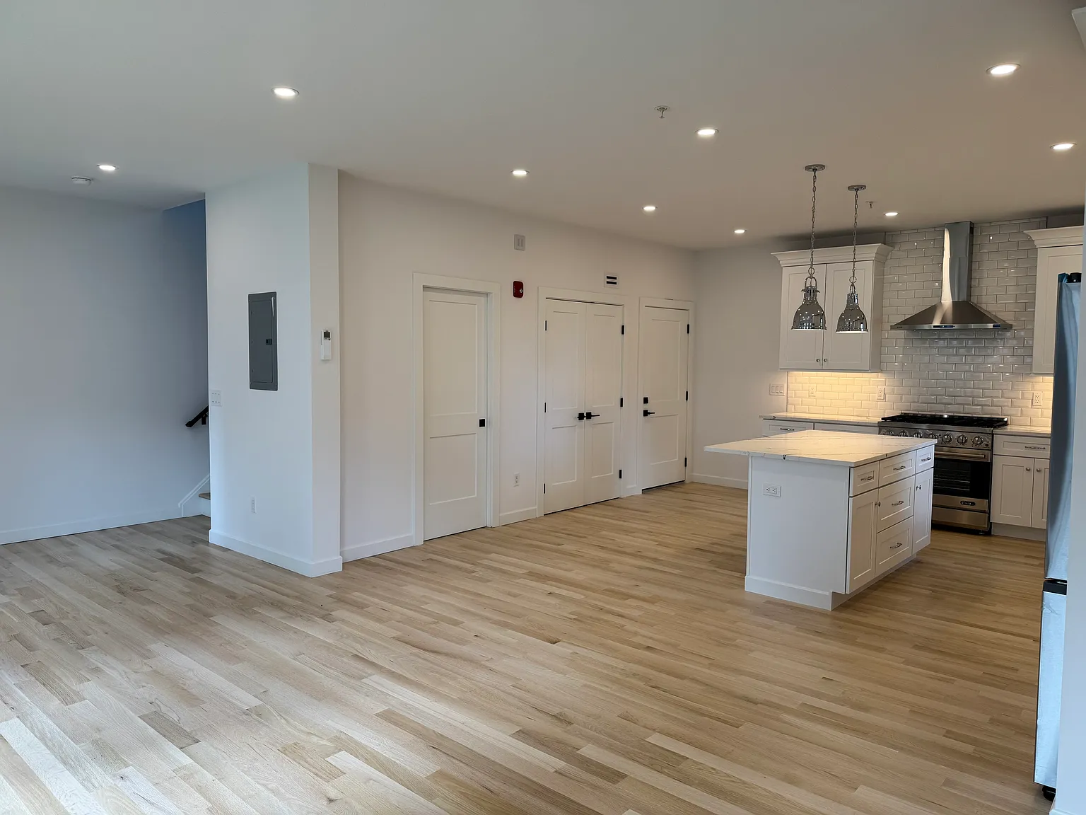 3 bed, 1.5 bath, 1350 sqft, $3,250 — Photo 2