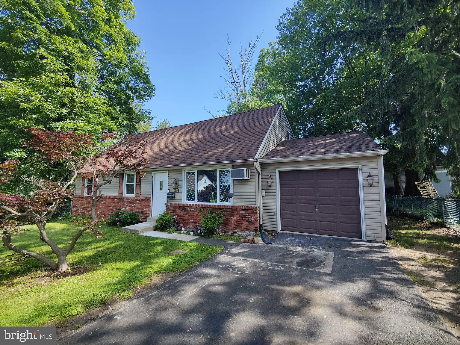 402 Larchwood Ave photo 1