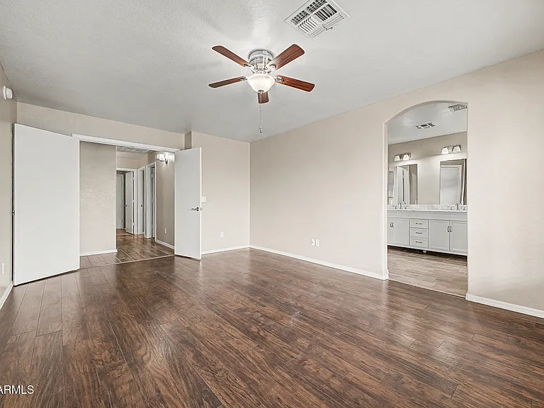 308 W Liberty Ln — Photo 20