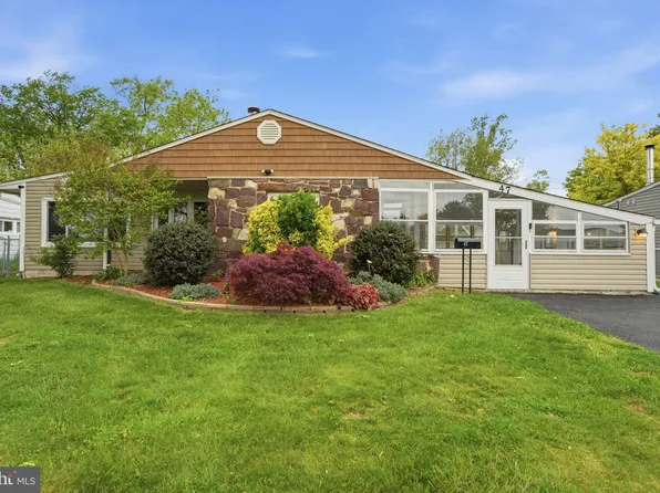 47 Thorny Apple Ln, Levittown, PA 19054