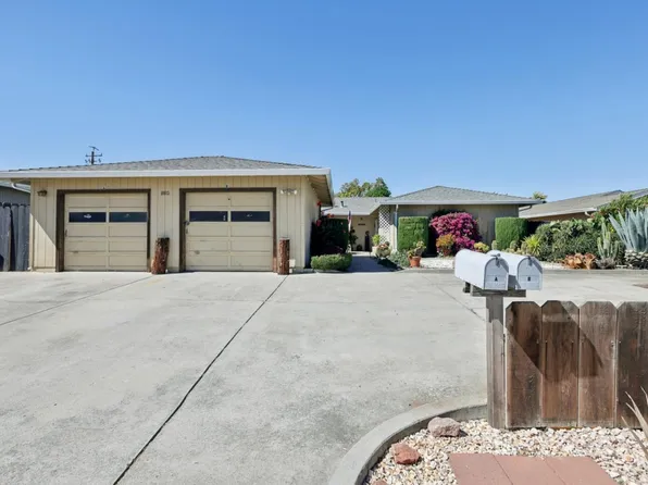 880 Apricot Ln, Hollister, CA 95023