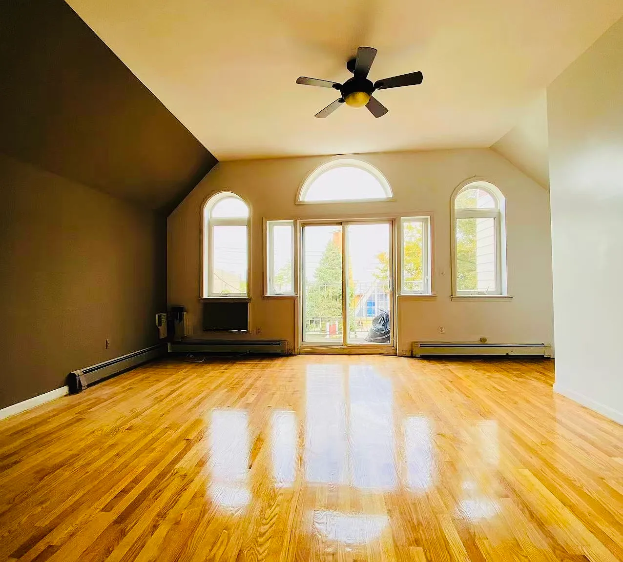 3 bed, 1000 sqft, $3,100 — Photo 1