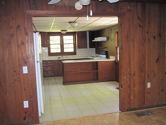 2nd image of 2311 NE 55th Blvd