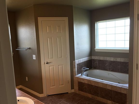 3rd image of 1053 Applewood Cir