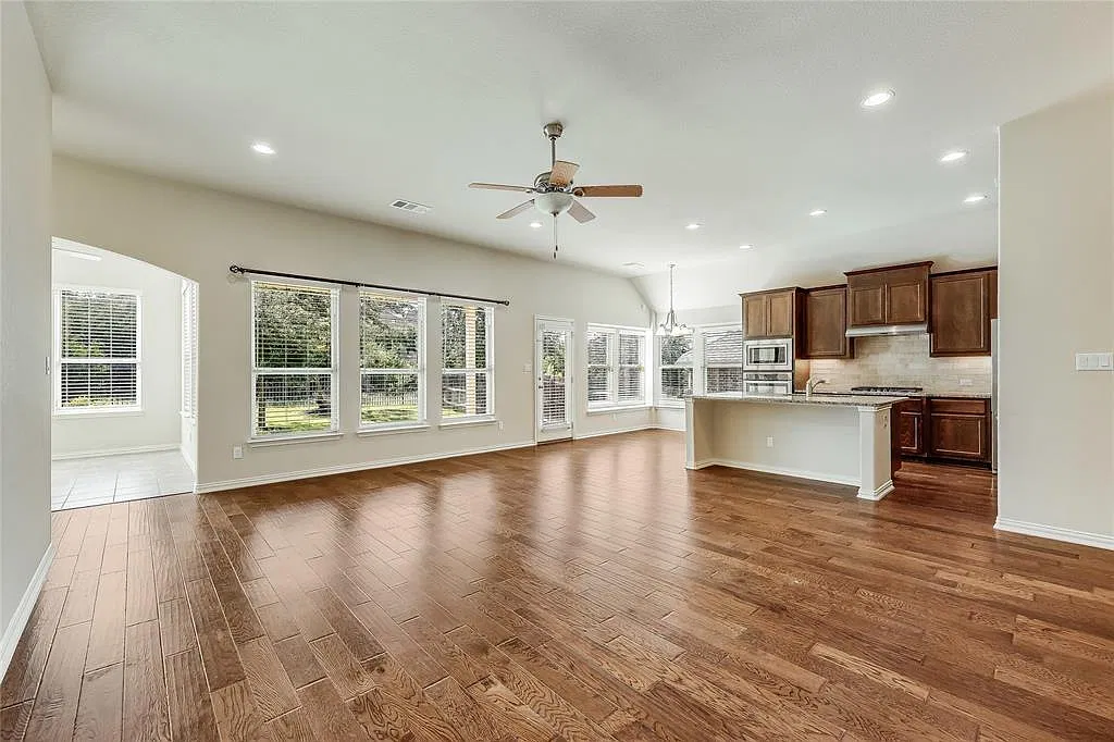 3 bed, 2.0 bath, 2396 sqft, $3,200 — Photo 2