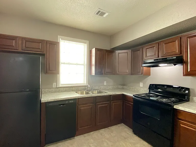 2211 S Pine St — Photo 5