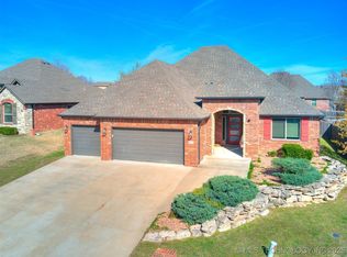 402 Cog Hill Ct, Claremore, OK 74019