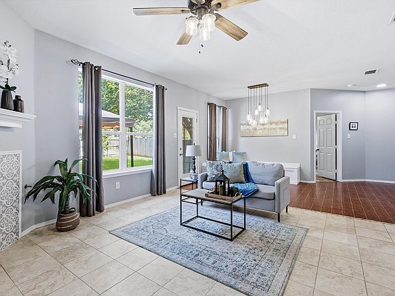 3rd image of 11920 Hickory Cir