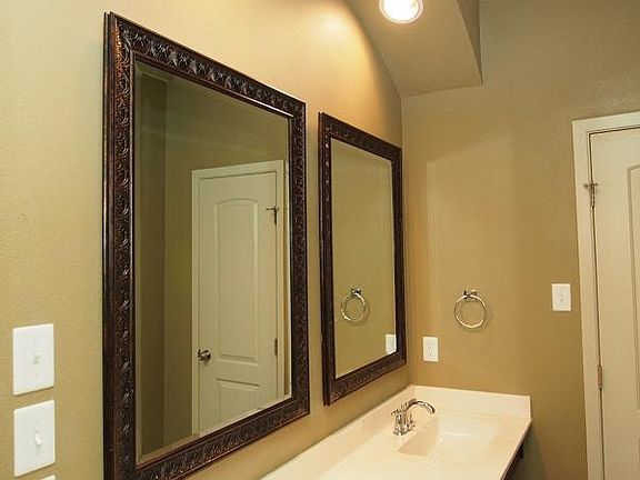 5th image of 4015 Oak Bay Dr APT B
