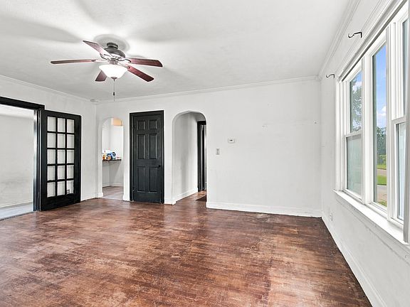4th image of 321 S Adams St