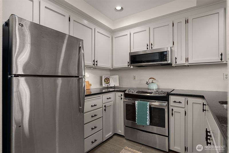 5th image of 2831 14th Avenue W #2