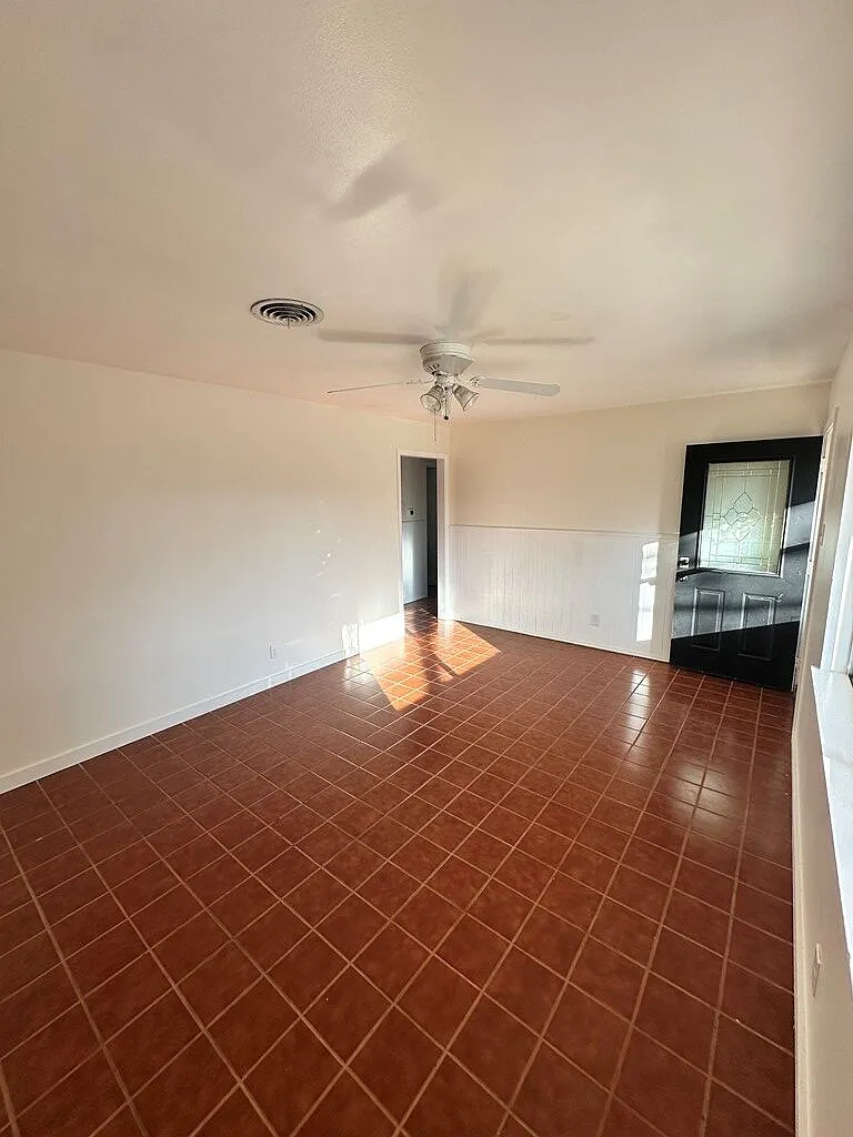 3 bed, 2.0 bath, 1296 sqft, $2,000 — Photo 2