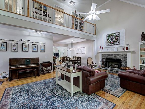 4th image of 376 Alpine Dr