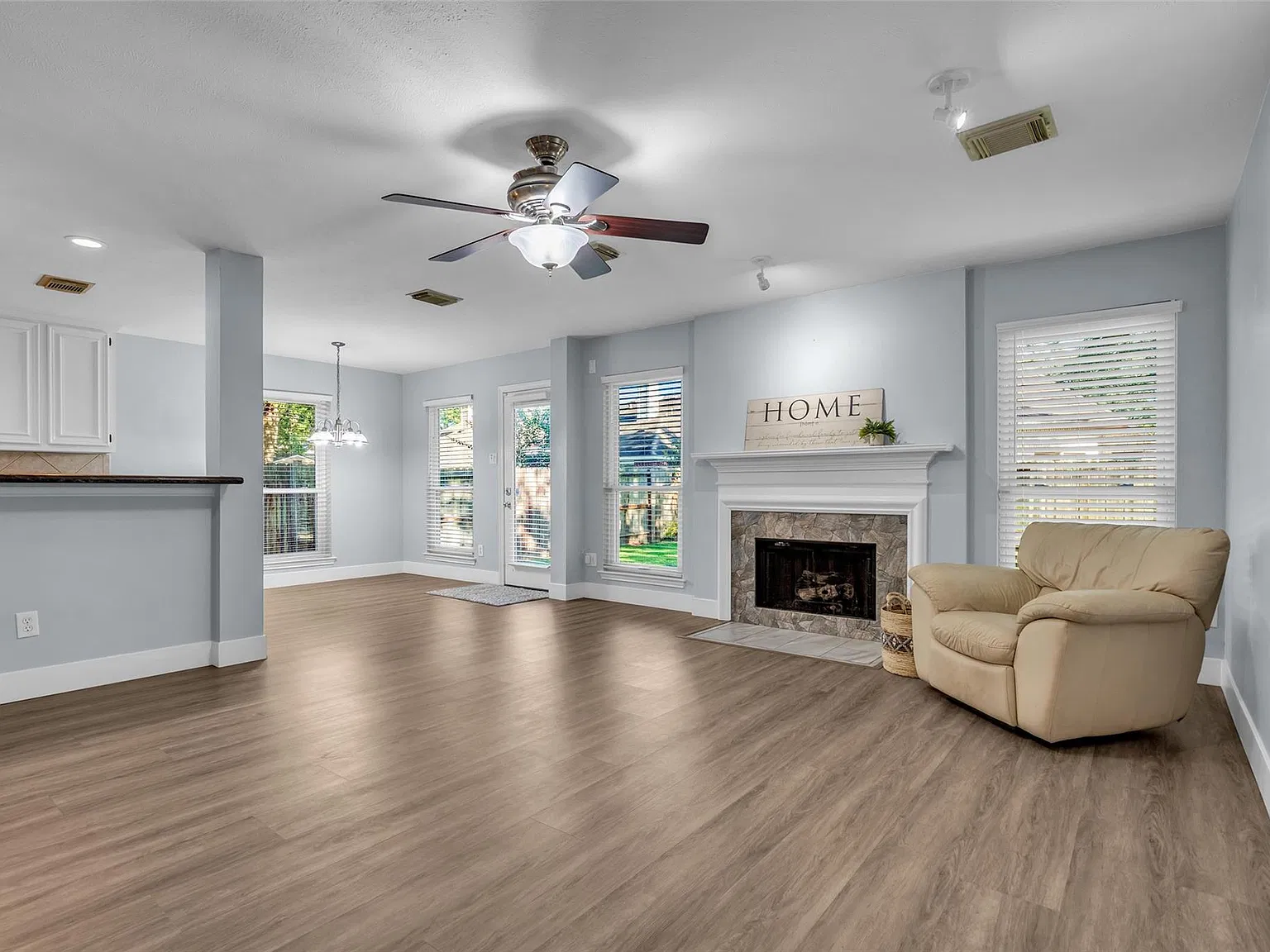 4 bed, 2.5 bath, 2432 sqft, $2,550 — Photo 4
